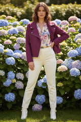 Model voorkant elegante pose met bordeauxrode bikerjack en bloemige blouse, hortensia achtergrond