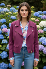 Model voorkant staande pose met bordeauxrode bikerjack en bloemige blouse, lente hortensia achtergrond