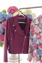 Bordeauxrode bikerjack productfoto met bloemige blouse, lente hortensia achtergrond