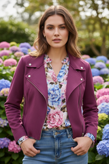 Model voorkant casual pose met bordeauxrode bikerjack en bloemige blouse, hortensia achtergrond