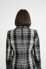 Zwart-witte tweed blazer achterkant close-up
