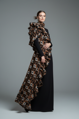 Model met geometrische sjaal gestyled met ruches