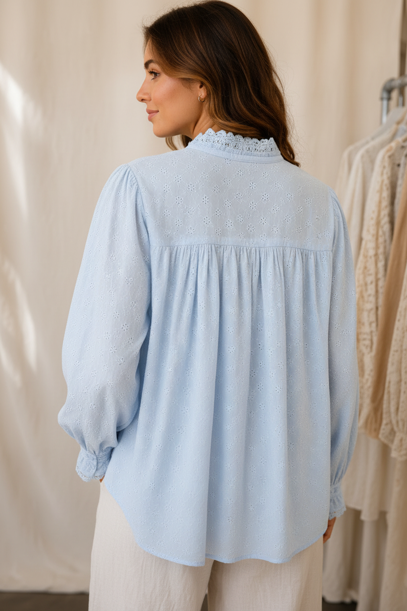 Lichtblauwe Broderie Blouse met Kanten Details