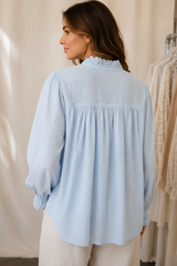 Lichtblauwe Broderie Blouse met Kanten Details