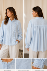 Lichtblauwe Broderie Blouse met Kanten Details